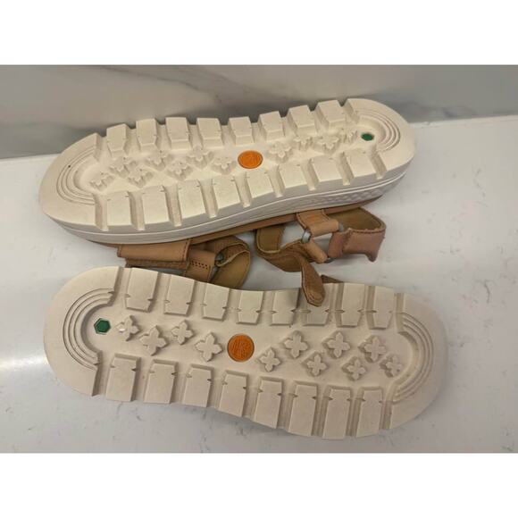 Timberland Women’s Size 7.5 Ray City Ankle Strap Sandal in beige nubuck leather - Picture 7 of 7